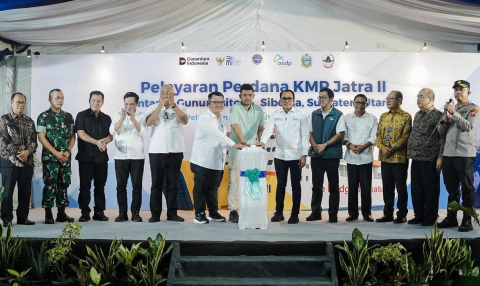 Foto : Gubernur Sumatera Utara, Muhammad Bobby Afif Nasution meresmikan pelayanan perdana KMP Jatra II di Pelabuhan Gunungsitoli. Kapal ini nantinya akan melayani penerbangan Gunungsitoli - Sibolga ataupun sebaliknya