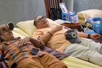 Biem Benyamin saat  donor darah. (Foto/WHS/Etnikom