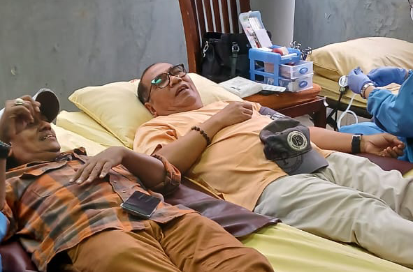 Biem Benyamin saat  donor darah. (Foto/WHS/Etnikom
