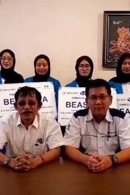 Yayasan Pelayanan Kasih A & A Rachmat Berikan Beasiswa kepada 10 Mahasiswa UGJ Cirebon