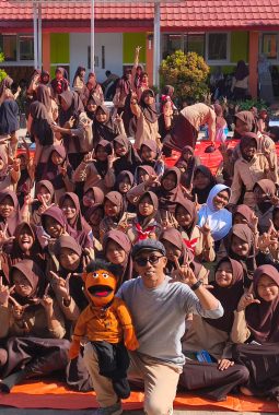 Dongeng Jadi Cara Seru Bangun Literasi dan Karakter Siswa, SMPN 2 Suranenggala Gelar “Sabtu Membaca”